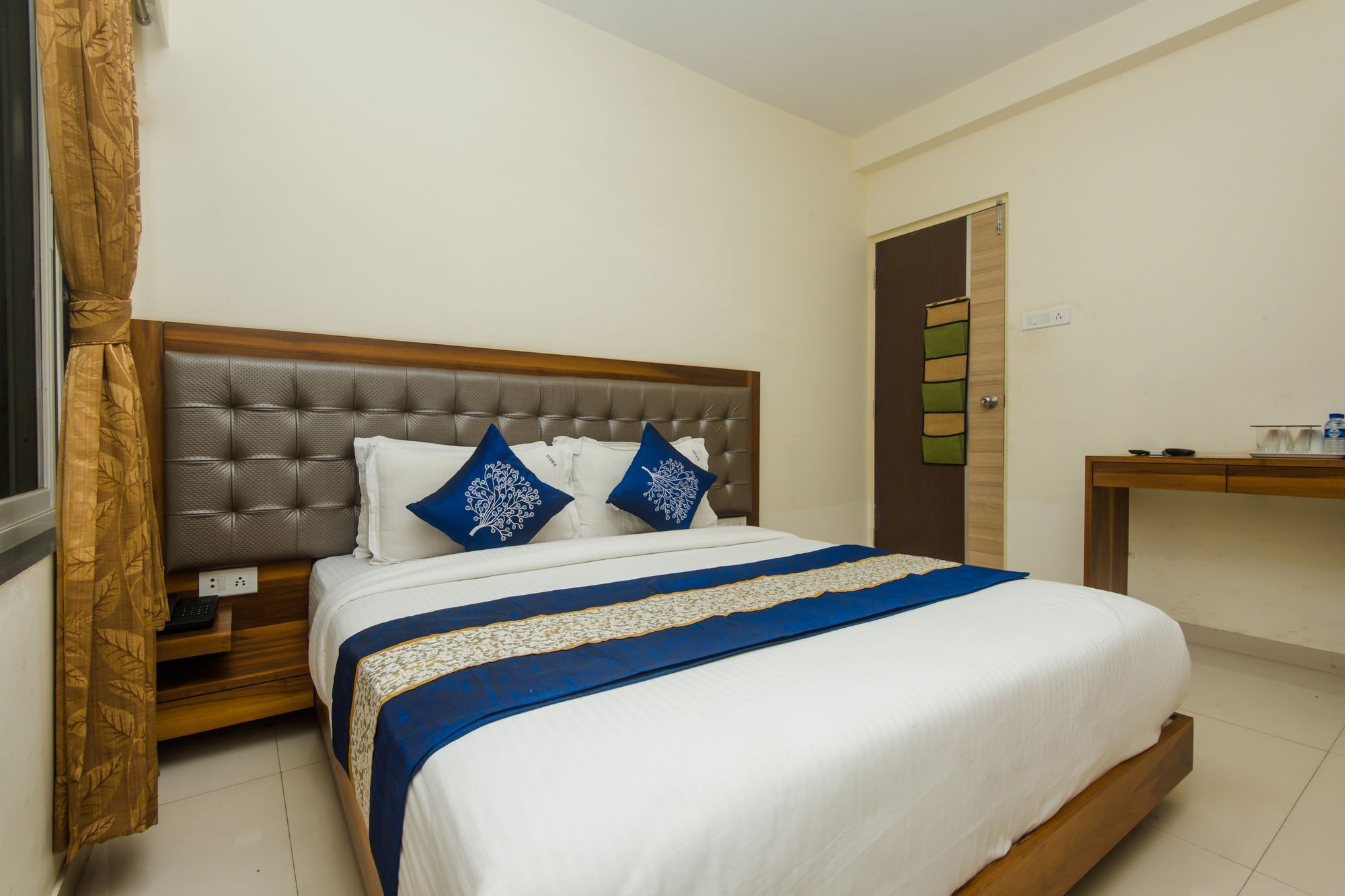 Oyo 11441 Hotel Blue Bells Residency Мумбаи Экстерьер фото